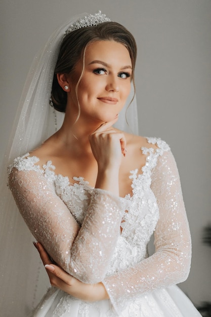 Foto retrato da noiva no vestido de noiva em seu quarto manhã da noiva preparação para a cerimônia de casamento