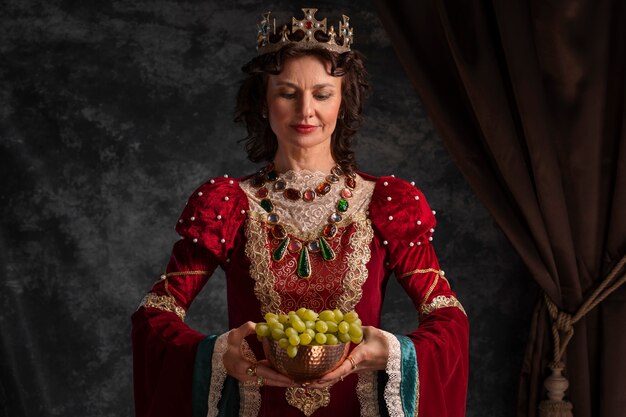 Foto retrato da rainha com uvas