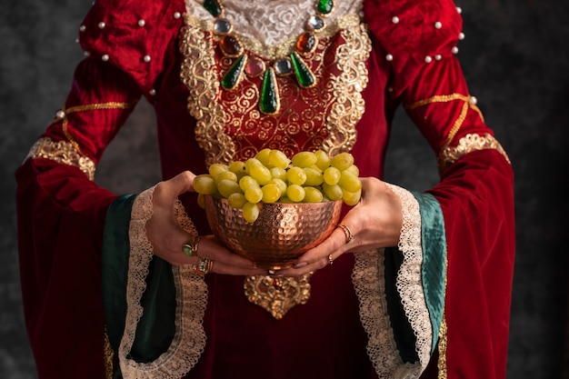 Foto retrato da rainha com uvas