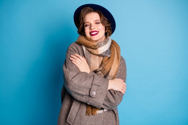 Foto retrato da senhora bonita viajante segurar-se ombros olhos fechados desfrutar de calor macio agradável lã usar cachecol xadrez chapéu casaco cinza longo casual elegante.