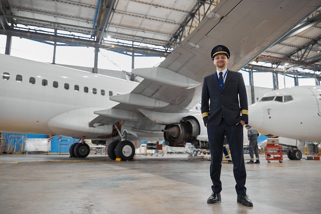 Retrato da tripulação do avião no hangar do serviço técnico