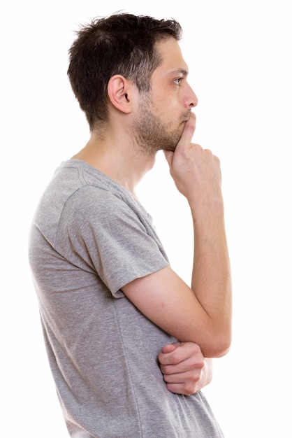 Retrato da vista do perfil de um jovem parado e pensando