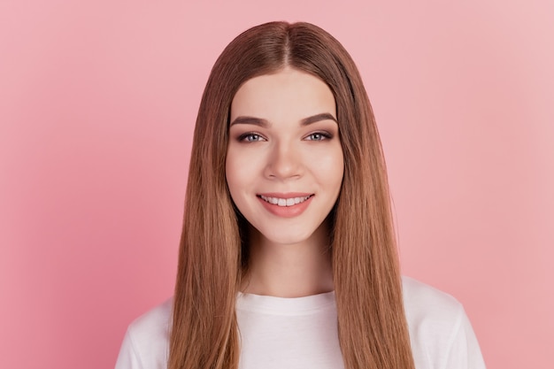 Retrato de dama alegre positiva sonrisa con dientes en la pared rosa