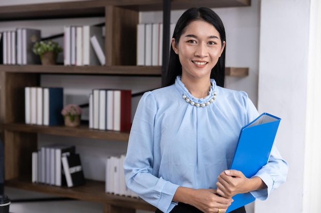 Retrato dama asiática secretaria empleado de oficina businee mujer trabajadora sonrisa feliz