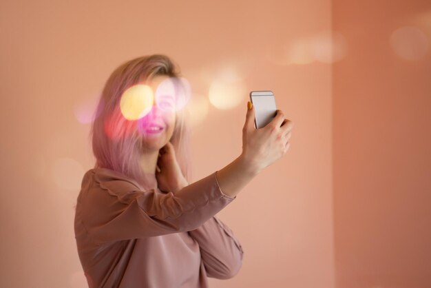 Retrato de dama atractiva haciendo selfie Feliz hermosa mujer joven haciendo una foto selfie Joven chica rubia sonriente haciendo selfie