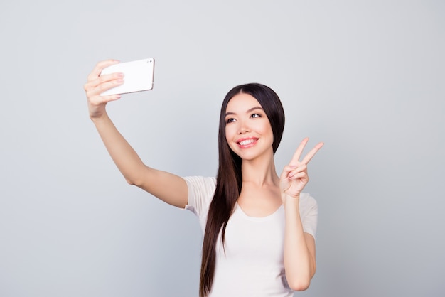 Retrato de dama haciendo selfie