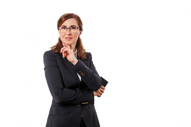 Retrato das orelhas bonitas de uma mulher de negócios 50 velhas com o telefone móvel isolado no branco.