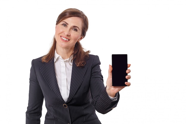 Retrato das orelhas bonitas de uma mulher de negócios 50 velhas com o telefone móvel isolado no branco.