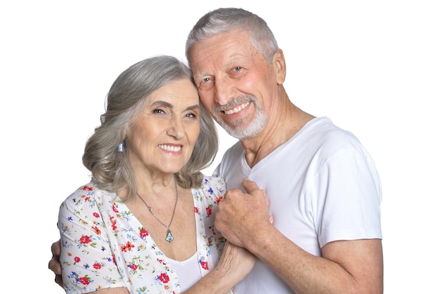 Foto retrato de abraçar o casal sênior isolado no fundo branco