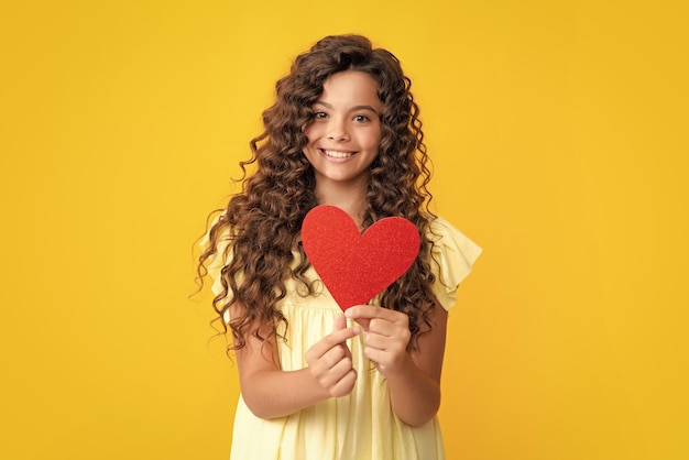 Retrato de adolescente feliz Adorável criança adolescente com forma coração amor feriado e símbolo dos namorados Dia dos namorados ou aniversário Presente coração presente Menina sorridente