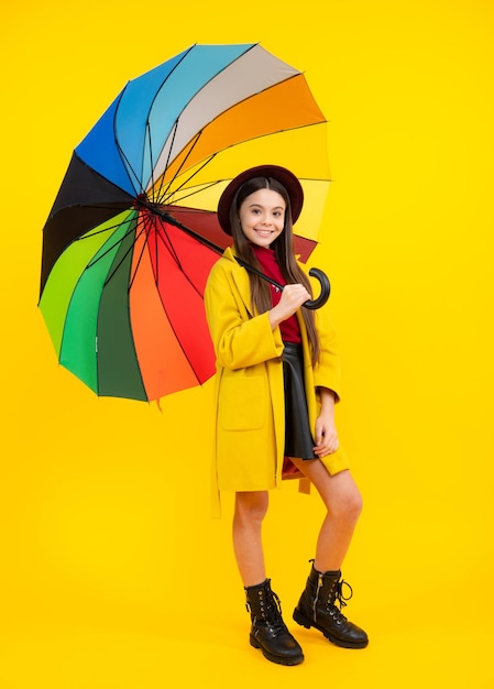 Retrato de adolescente feliz Garota adolescente com guarda-chuva no fundo amarelo do estúdio Animado