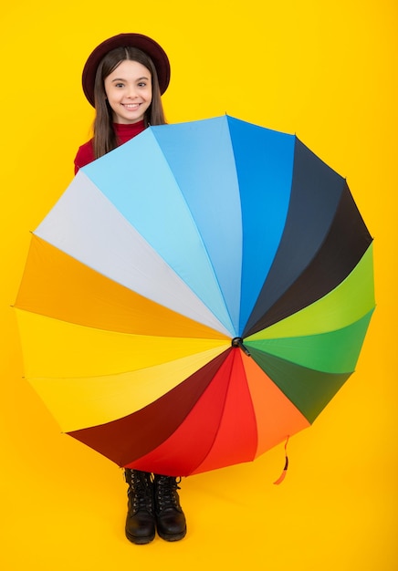 Retrato de adolescente feliz Menina sorridente Retrato de adolescente feliz Menina adolescente com guarda-chuva de arco-íris em fundo amarelo