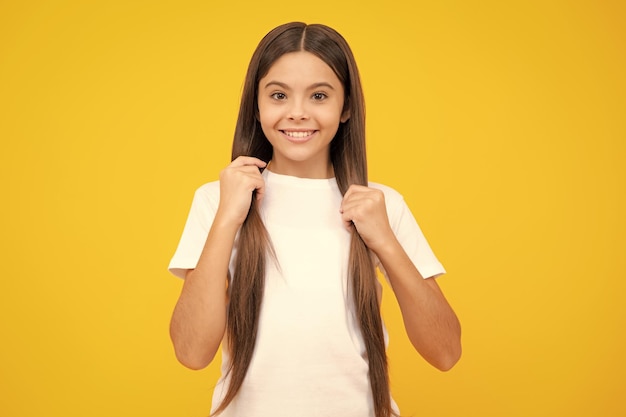 Retrato de adolescente feliz Menina sorridente Retrato de tiro na cabeça de menina adolescente isolada no fundo do estúdio Conceito de estilo de vida de infância Mock up espaço de cópia