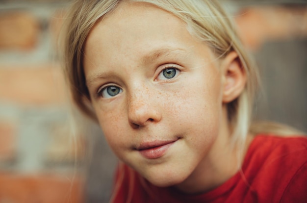 Retrato de adolescente menina criança feliz bonito