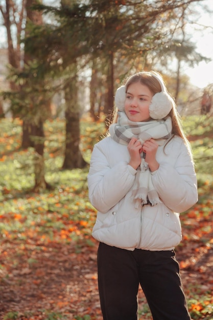 Retrato de adolescente olhando para longe vestindo roupas casuais de outono em um parque natural de outono ao ar livre