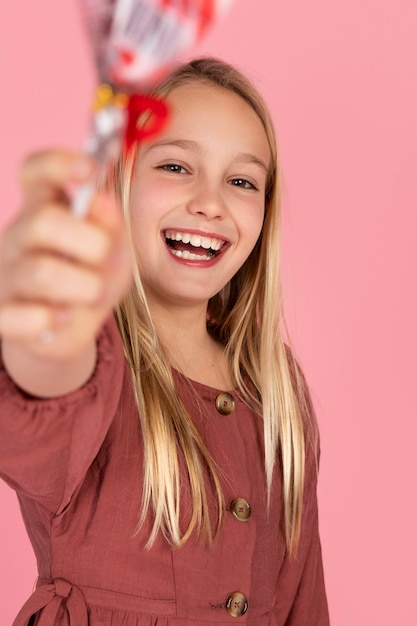 Foto retrato de adolescente segurando um pirulito