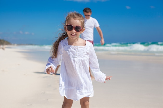 Retrato, de, adorável, menina, e, seu, pai, com, irmã pequena, em, praia tropical