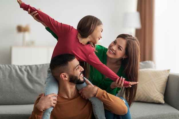 Retrato de alegre família árabe feliz se divertindo em casa