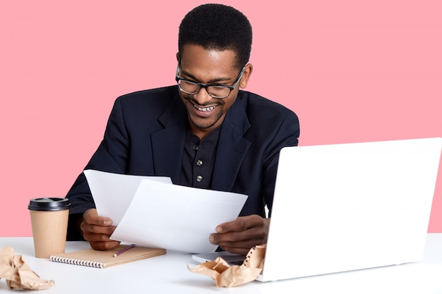 Foto retrato de alegre financeiro masculino com pele escura