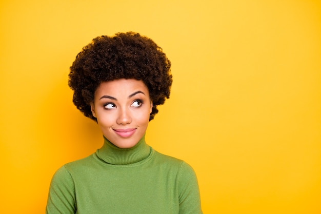 retrato de alegre positivo fofo muito bom mulher olhando para o espaço vazio pensativo.