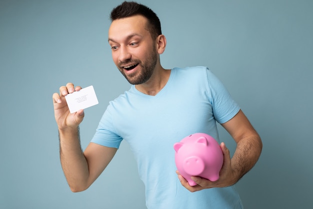 Retrato de alegre positivo sorridente jovem bonito moreno com barba por fazer