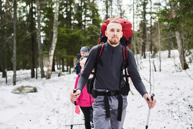 Retrato de alpinista em uma floresta de primavera