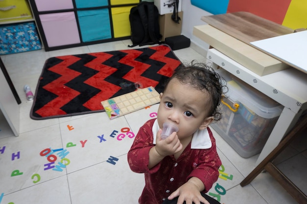 Foto retrato de alto ângulo de menino bonito em casa