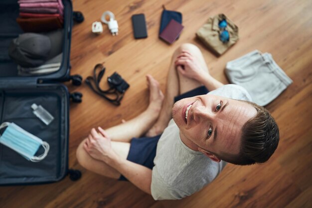 Foto retrato de alto ângulo de uma jovem sentada em uma mesa