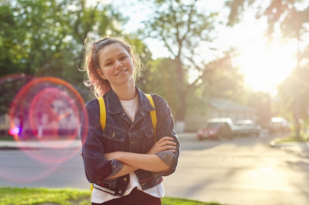 Retrato de aluna de 15 anos com mochila