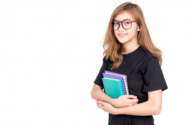 Foto retrato de aluna, segurando o livro isolado no fundo branco