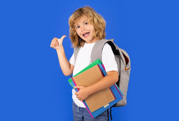 Retrato de aluno aluno segura livro sobre escola de fundo de estúdio isolado azul e conceito de educação