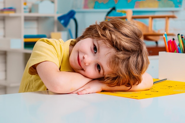 Retrato de aluno de escola primária estudo em casa dentro de casa