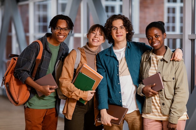 Foto retrato de alunos no corredor da universidade