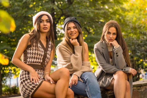 Retrato de amigas despreocupadas em um parque no estilo de vida do outono na moda do outono com energia positiva