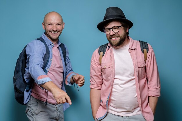 Foto retrato de amigos de pé contra fundo azul