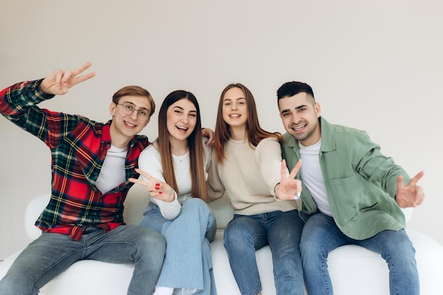 Retrato de amigos felizes e sorridentes em casa Amigos se abraçam e se divertem juntos