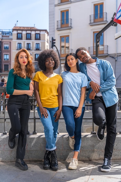 Retrato de amigos multiétnicos felizes na rua da cidade rindo juntos ao ar livre