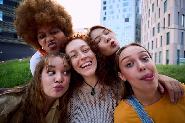 Foto retrato de amigos multirraciais entusiasmados ao ar livre grupo de jovens diversos com expressão engraçada