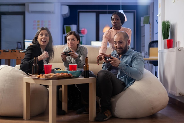 Foto retrato de amigos sentados na mesa