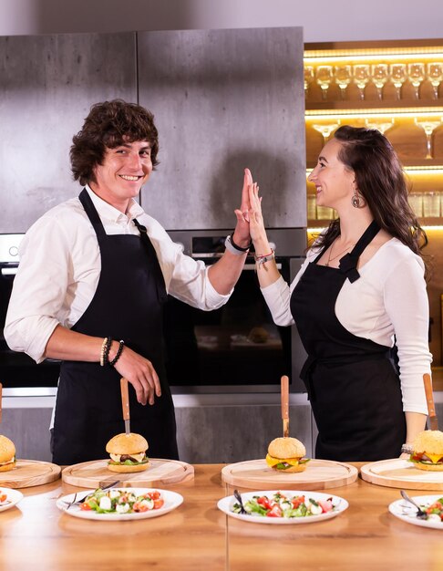 Foto retrato de amigos sorridente com comida na mesa