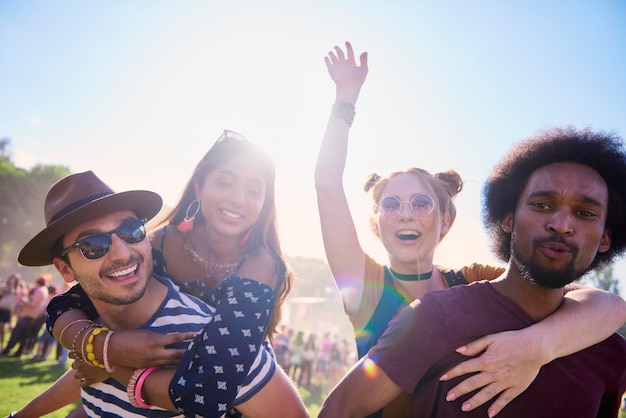 Foto retrato de amigos sorridente contra o céu