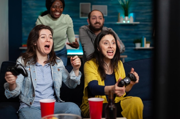 Foto retrato de amigos sorridente em um café