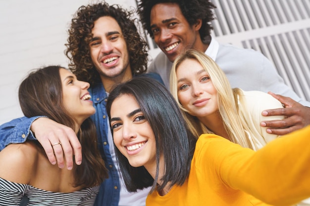 Foto retrato de amigos sorridente sentados em casa