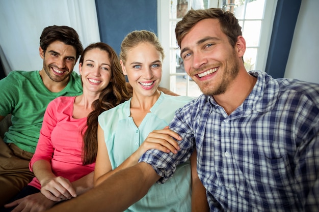 Retrato de amigos sorridentes em casa