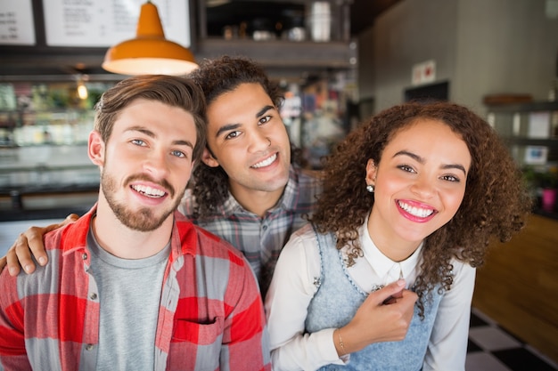 Retrato de amigos sorridentes em restaurante