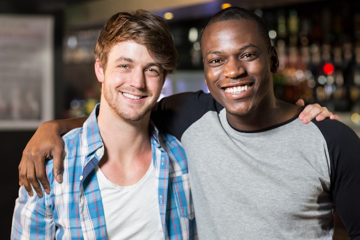 Foto retrato de amigos sorridentes juntos
