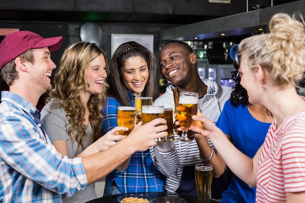 Foto retrato de amigos tomando uma bebida