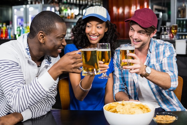 Retrato de amigos tomando uma bebida