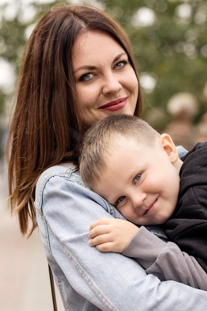 Retrato de amor de mãe e filho. Filho abraçando a mãe. Conceito de maternidade feliz.