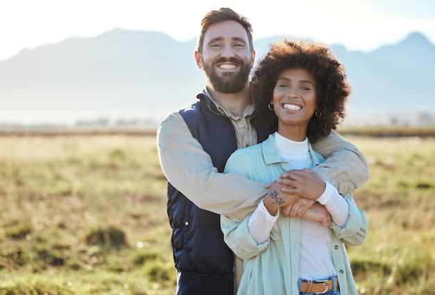 Foto retrato de amor e abraço com casal inter-racial na fazenda para maquete agrícola e crescimento trabalho em equipe feliz e natureza com homem e mulher negra no campo de grama para sustentabilidade agro e meio ambiente